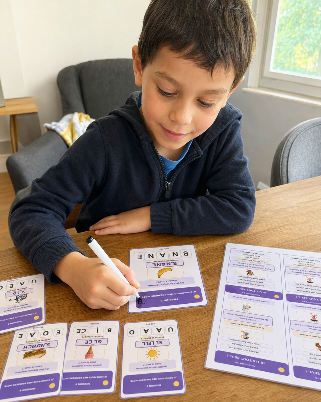 Enfant utilisant une carte avec un feutre effaçable